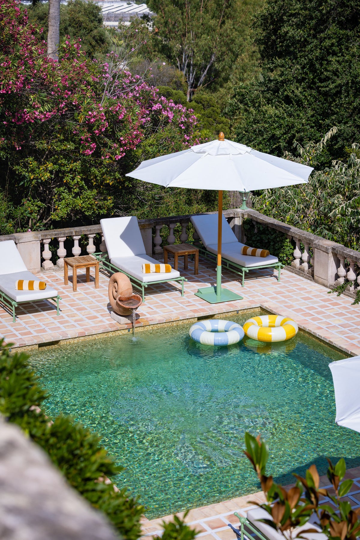 Piscine et transats sous un parasol