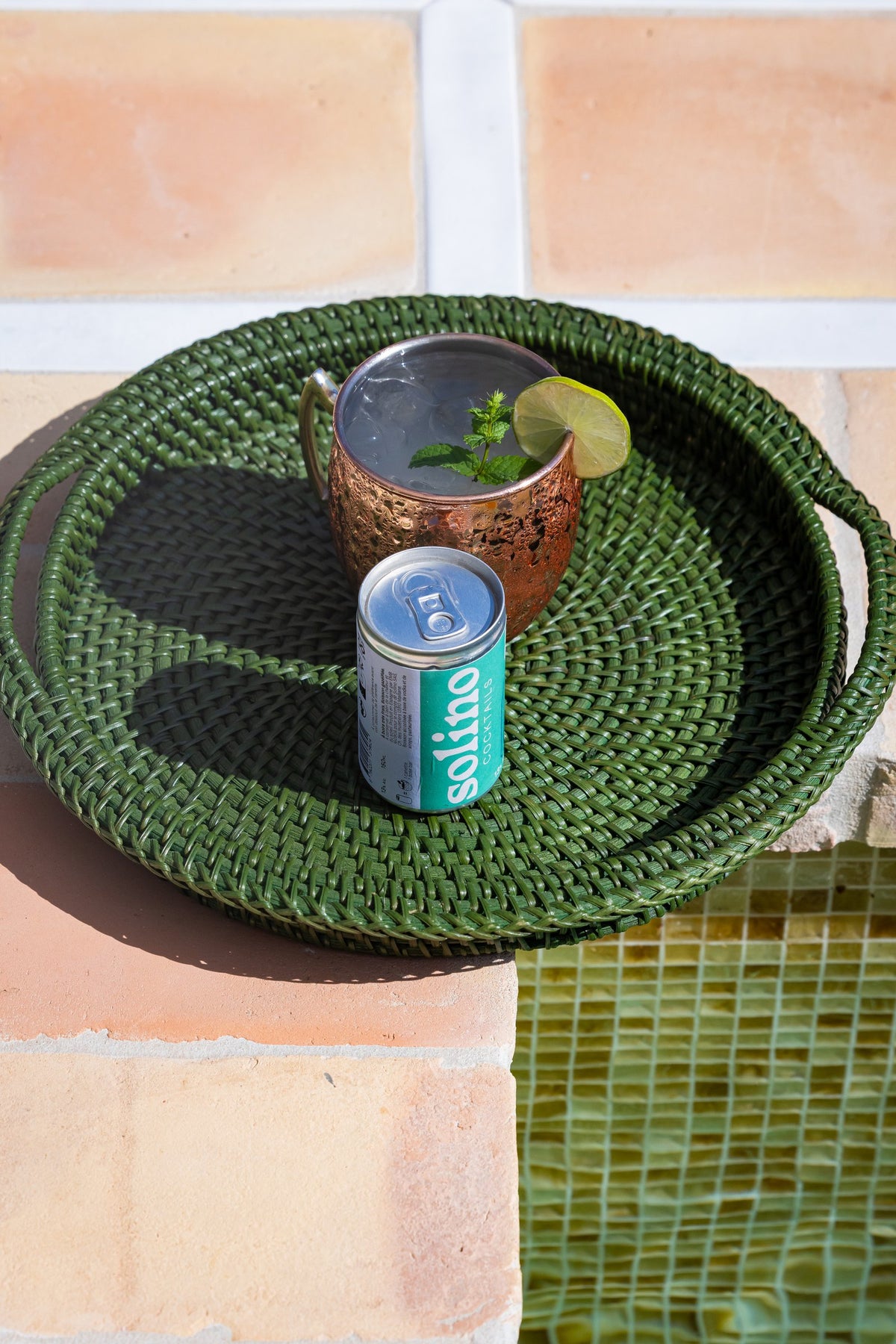 Moscow Mule et sa canette sur un plateau tressé
