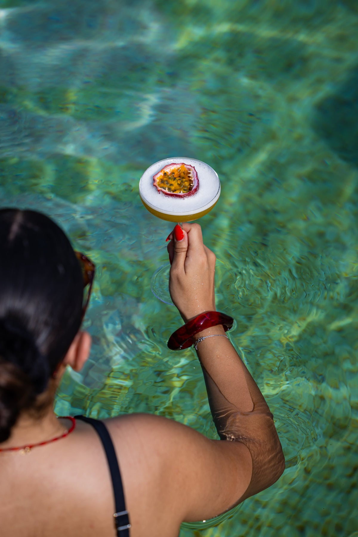 Pornstar Martini tenu au-dessus d'une piscine