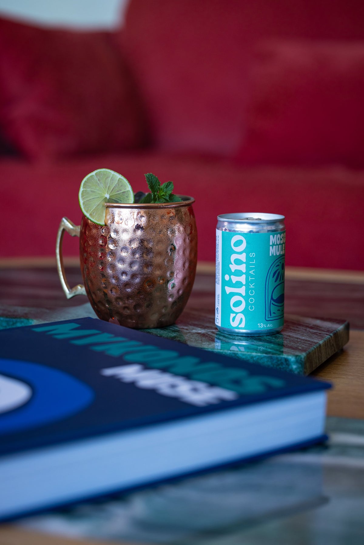 Moscow Mule en timbale de cuivre à côté de sa canette